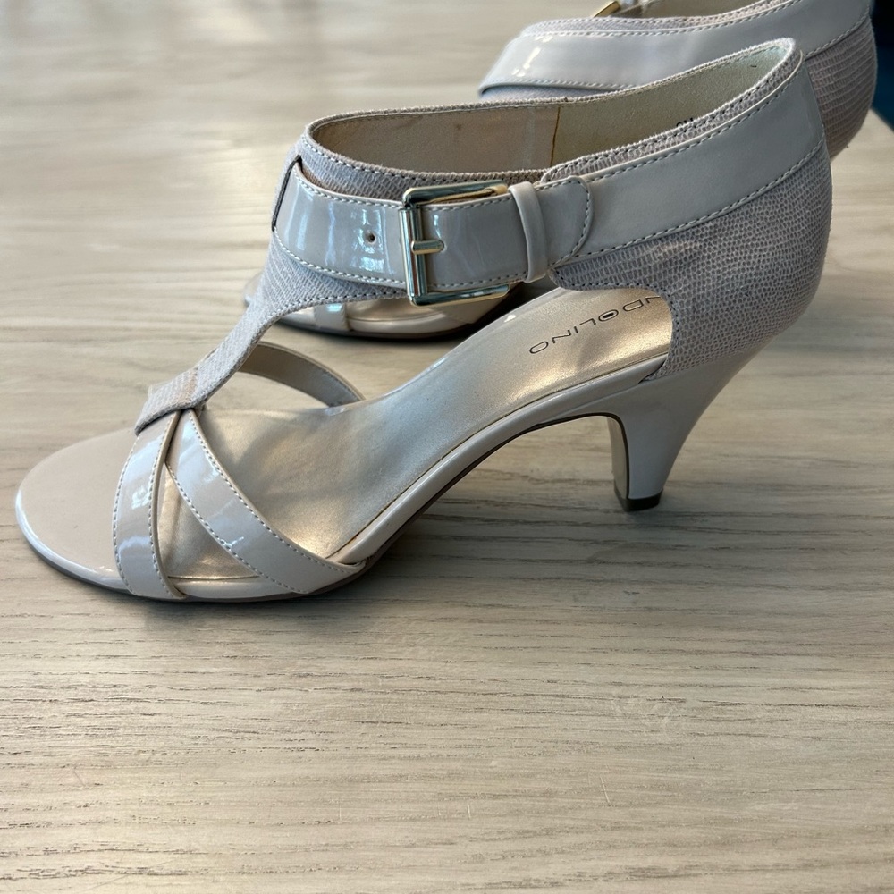 NWOT BANDOLINO Sandals Neutral Tone Size 9